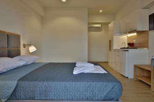 パラリア・カテリニスにあるFOUR REASONSの大きなベッドとキッチンのある寝室
