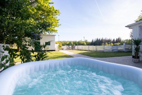 a hot tub in the backyard of a house at Landsitz Braderup Festland in Braderup