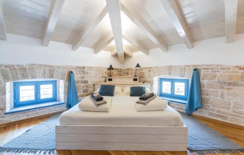 Posteľ alebo postele v izbe v ubytovaní Villa Pi with Heated Pool