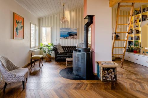 - un salon avec un poêle à bois dans l'établissement Lovely villa in Lavaux with unique view !, à Chardonne