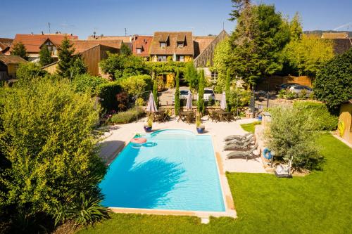 an overhead view of a swimming pool in a yard at Schriner Hüss - Chambres d'hôtes & Gîtes in Beblenheim