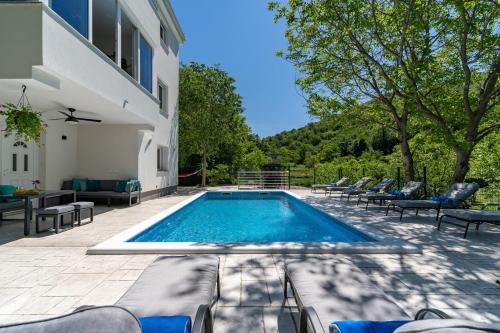 Πισίνα στο ή κοντά στο Villa Zara with 32 sqm heated Pool, Jacuzzi, Billiard, Tennis table, 8pax