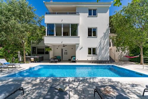 Πισίνα στο ή κοντά στο Villa Zara with 32 sqm heated Pool, Jacuzzi, Billiard, Tennis table, 8pax