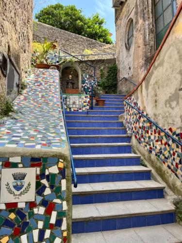un escalier avec du carrelage coloré. dans l'établissement Casa Titti, à Vietri