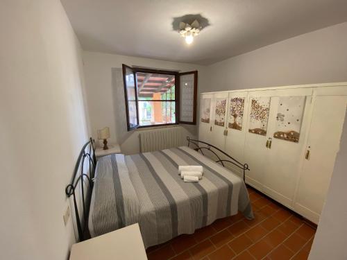 a bedroom with a bed and a window at Agriturismo TERRANERA in Scansano