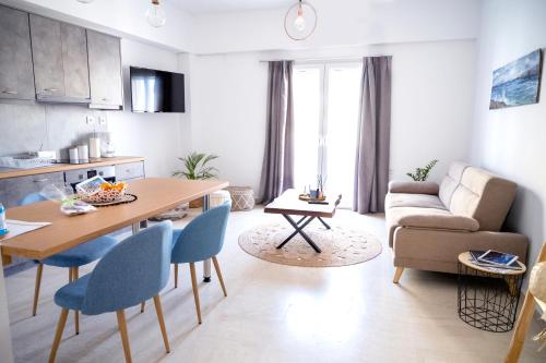 un soggiorno con tavolo e divano di Atop gold luxury suites a Ermoupoli