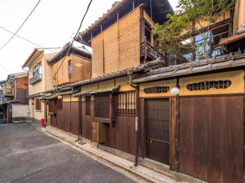 an alley in an asian city with wooden buildings at 慶有魚·小松(Kyotofish·Komatsu) in Kyoto