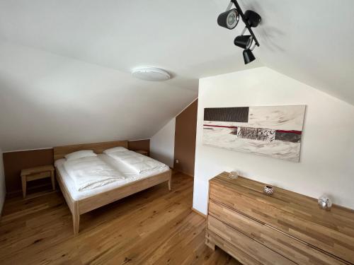 sypialnia z łóżkiem i sufitem w obiekcie Ferienhaus Gmunden w mieście Gmunden