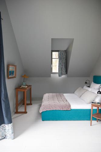 une chambre blanche avec un lit et une fenêtre dans l'établissement O DELA DE L'O, LE BOIS - gîte de charme entre Côte d'Albâtre et Baie de Somme, à Ault