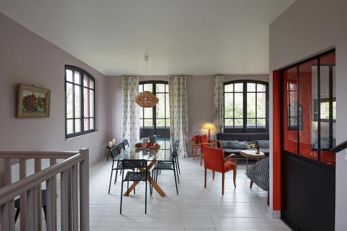 オーにあるO DELA DE L'O, LE BOIS - gîte de charme entre Côte d'Albâtre et Baie de Sommeのテーブルと椅子のあるダイニングルームとリビングルーム
