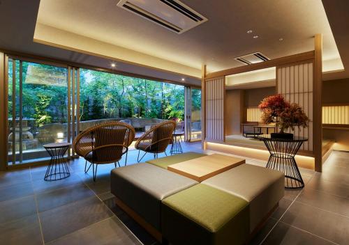 فندق نيوا طوكيو في طوكيو: غرفة نوم بسرير وطاولة وكراسي