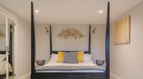 una camera con letto e specchio di Hillside Haven, panoramic views Nr Bakewell a Rowsley