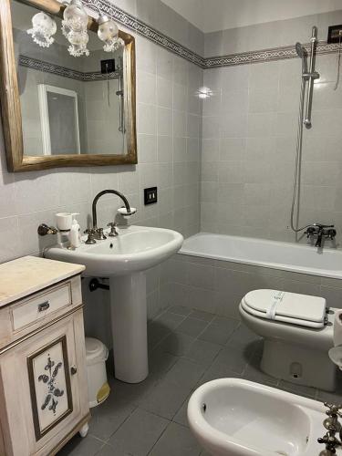 a bathroom with a sink and a toilet and a tub at Il Castello Di Perchia in Crocemaroggia