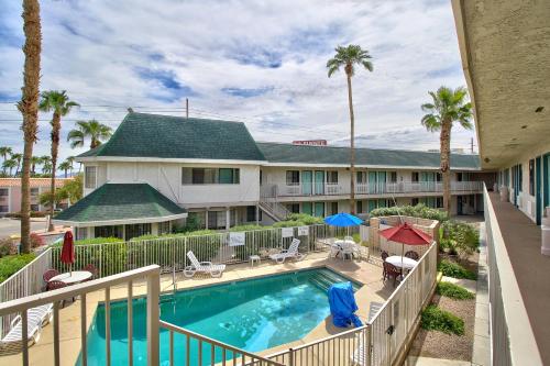 een uitzicht vanaf het balkon van een hotel met een zwembad bij Motel 6-Yuma, AZ - East in Yuma