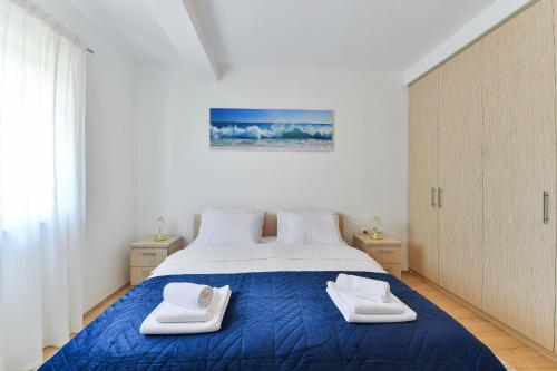 Ένα ή περισσότερα κρεβάτια σε δωμάτιο στο Villa Solis ZadarVillas