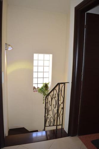a room with a staircase with a plant on the wall at Villa Elm in Pouládes