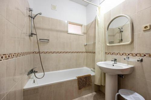 un bagno con vasca, lavandino e doccia di Villas Brites nº1 a Burgau