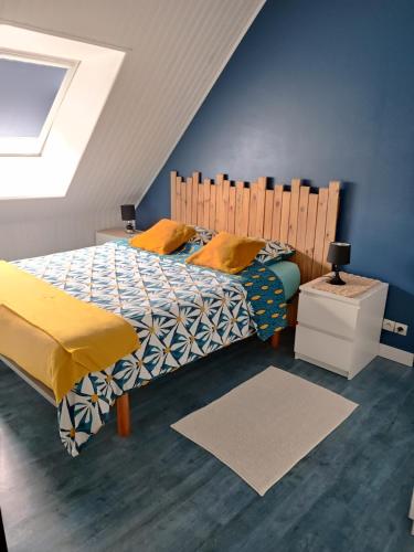 une chambre avec un lit avec une tête de lit en bois dans l'établissement Chambre chez l'habitant, à Châteaubriant