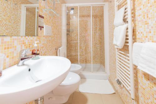 ガリポリにあるle terrazze sul mare gallipoliのバスルーム(洗面台、トイレ、シャワー付)
