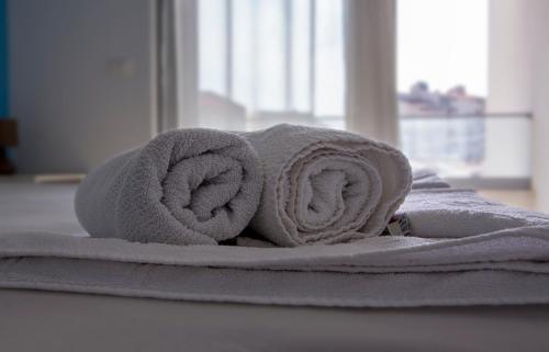 Una toalla con 2 rollos de toallas en una cama en Vila Kalina Sutomore, en Sutomore
