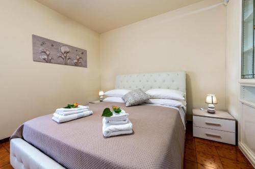 a bedroom with two beds with towels on them at Casa Jessika in Gardone Riviera