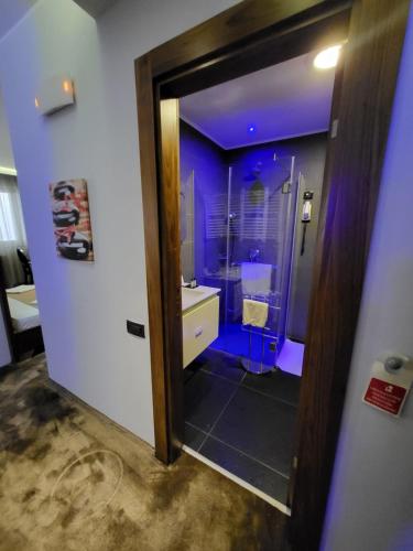 شقق إم بالاس في بودفا: حمام مع حوض ومرآة