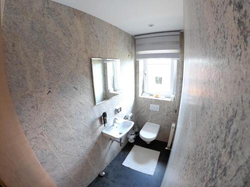 A bathroom at Ferienwohnung Stock