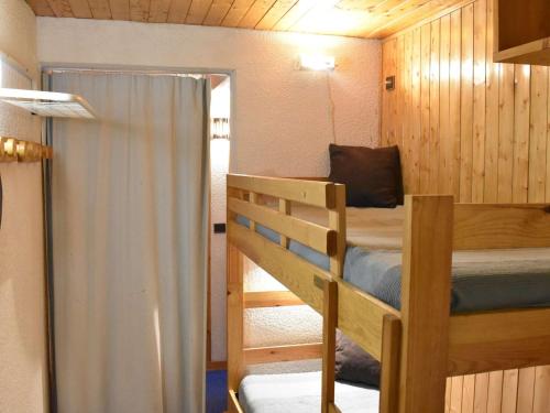 Bunk bed o mga bunk bed sa kuwarto sa Appartement Méribel, 2 pièces, 6 personnes - FR-1-180-95