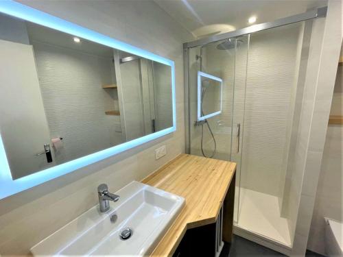 a bathroom with a sink and a mirror and a shower at Appartement La Salle-les-Alpes, 1 pièce, 4 personnes - FR-1-330F-113 in Serre Chevalier