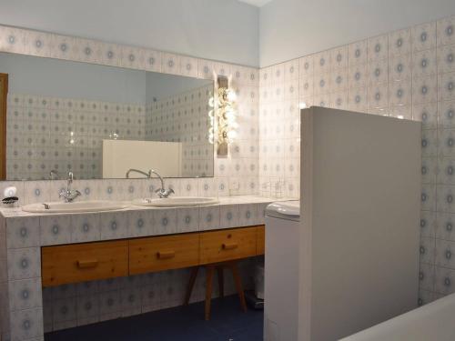une salle de bain avec un lavabo et un miroir dans l'établissement Spacieux Appartement 9p avec Cheminée, Balcon Sud, Proche Pistes - Méribel - FR-1-180-330, à Les Allues