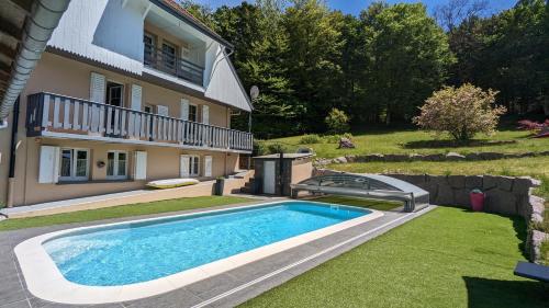 Bazén v ubytování AUX 2 LACS chambres d'hôtes nebo v jeho okolí