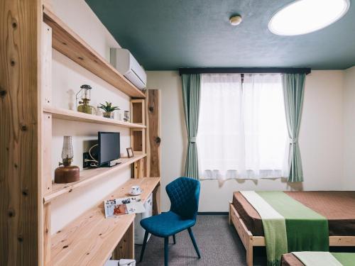 Habitación con cama, escritorio y silla. en Noasobi Lodge 203- Vacation STAY 23343v, en Arao