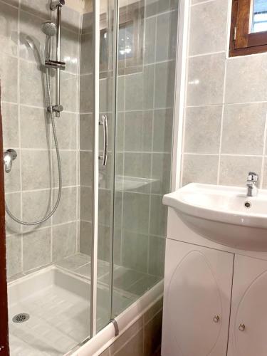 une salle de bain avec douche et lavabo dans l'établissement Maison charmante à La Roche-sur-le-Buis avec piscine partagée, à La Roche-sur-le-Buis