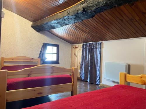 a bedroom with two beds and a wooden ceiling at Maison charmante à La Roche-sur-le-Buis avec piscine partagée in La Roche-sur-le-Buis