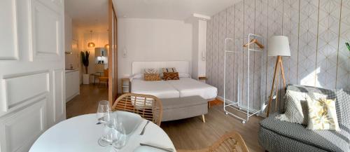 プラセンシアにあるApartamentos Succoのベッド、テーブル、ソファが備わる客室です。