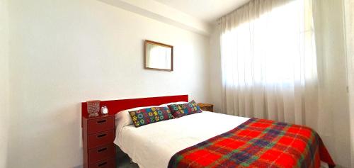 - une chambre avec un lit, une commode et une fenêtre dans l'établissement Puerto San Telmo Beach, à Puerto de la Cruz