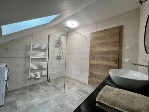 uma casa de banho com uma banheira, um lavatório e um chuveiro em Bauernhof Podorn em Sankt Kanzian