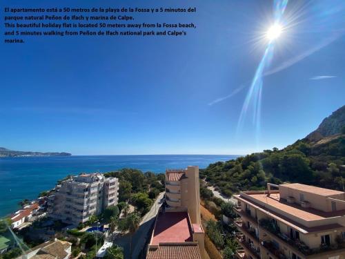 uma vista para o oceano a partir de um edifício em Calpe Beach 2 a 100 metros de la playa de la Fossa em Calpe