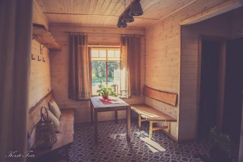 a small room with a bench and a table at Hellamaa Retrovisiit Alma & Vilma in Hellamaa