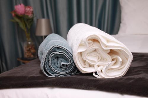 um par de toalhas sentadas em cima de uma cama em 43 Home self Catering with backup power em Witbank