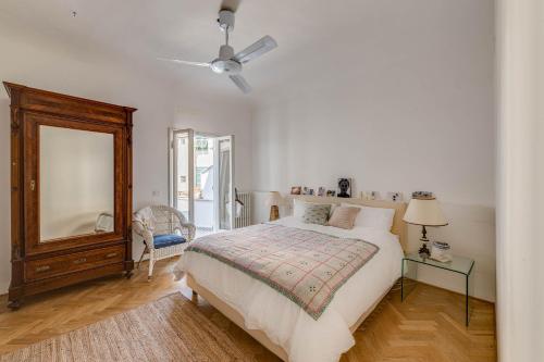 Schlafzimmer mit einem Bett, einer Kommode und einem Spiegel in der Unterkunft Apartments Florence - Sprone Terrace in Florenz