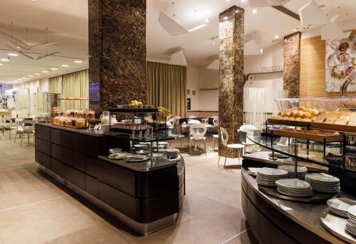un ristorante con buffet di cibi in esposizione di Best Western Premier Hotel Royal Santina a Roma
