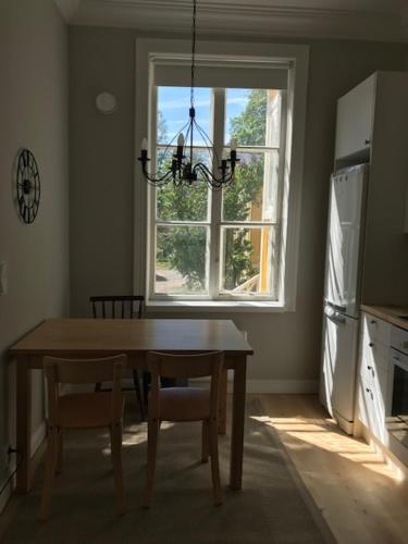 d'une salle à manger avec une table et une fenêtre. dans l'établissement Old Turku Family Apartment, à Turku
