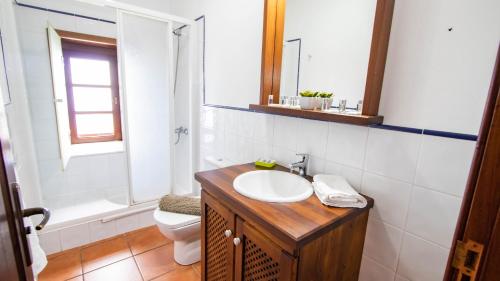 Koupelna v ubytování HolidaynorthTenerife Caserío Rural Los Charcos