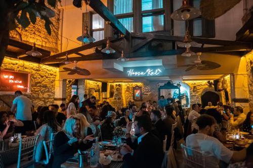 アラカティにあるHoşça kal Alaçatıのレストランに座る人々