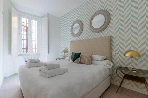 מיטה או מיטות בחדר ב-Thyssen Boutique Apartments by Caleta Homes
