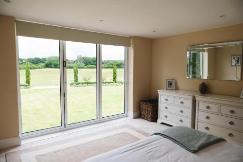 Una cama o camas en una habitación de Large Country House - Hot Tub - Pool Table - BBQ - 5 Bedrooms - Log Burner