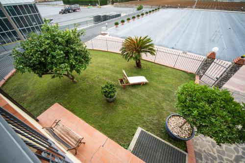 an aerial view of a yard with chairs and trees at Gaia Albenga in Albenga