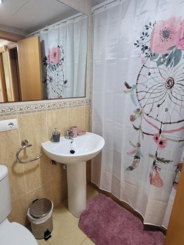 Kúpeľňa v ubytovaní ¡Bajo extraordinario con vistas a la piscina y terraza!