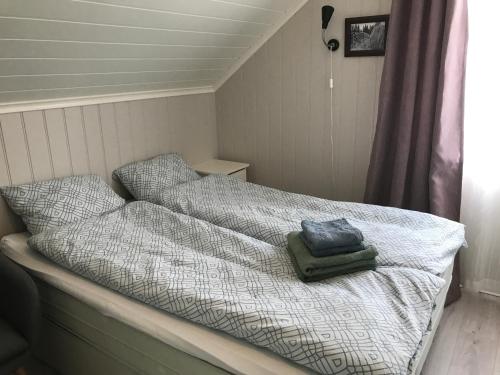 łóżko z dwoma poduszkami na górze w obiekcie MAYS Apartment w mieście Mysen